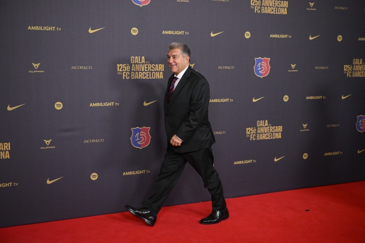 华体会-巴萨高层的权力游戏：梅西难回的“家”与拉波尔塔难承之“重”