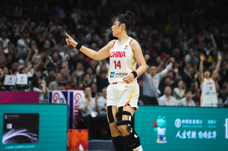 华体会团队-中国女篮半场领先南苏丹10分：张子宇8分 李月汝2分3犯规低迷