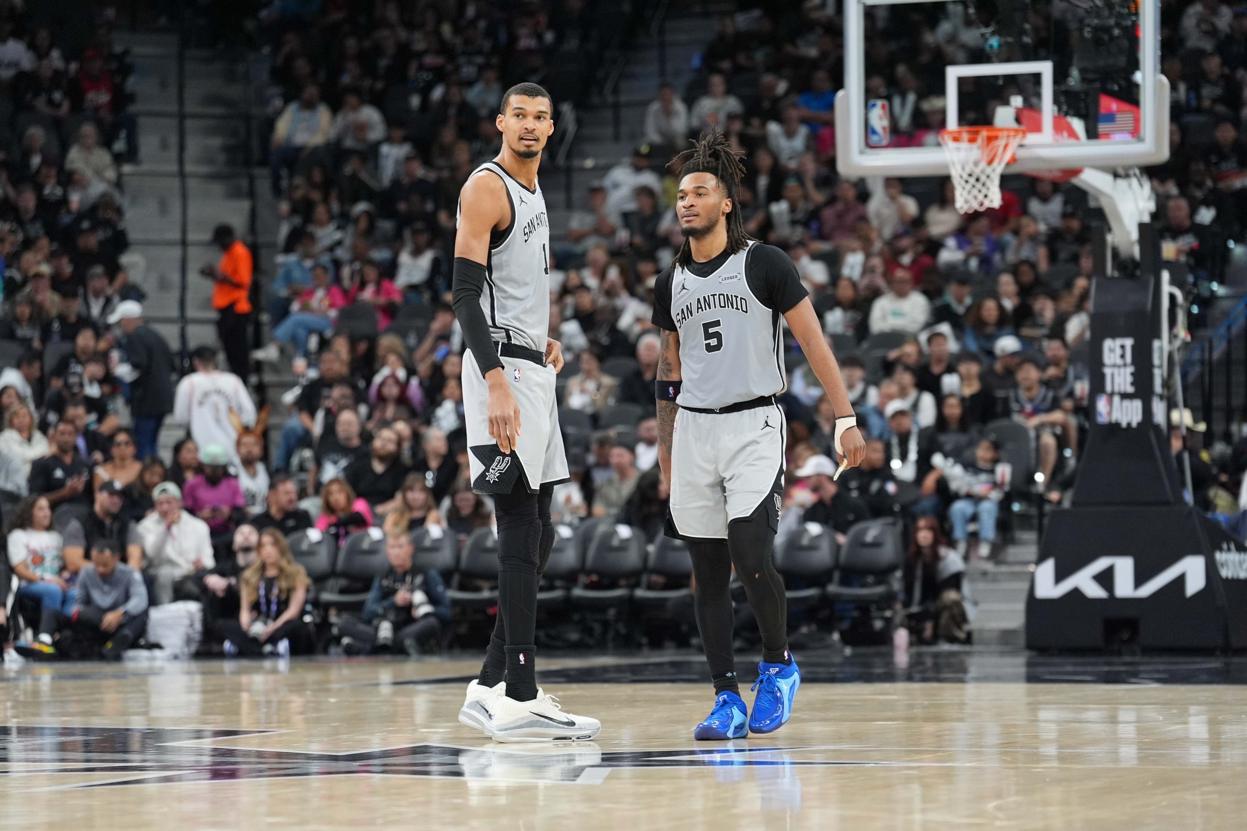 华体会官方网站-文班很强，但马刺不靠文班，一样够强，打败雷霆那种多点开花的强|文班亚马|斯威尼|福克斯|圣安东尼奥马刺队|俄克拉荷马雷霆队_新浪新闻