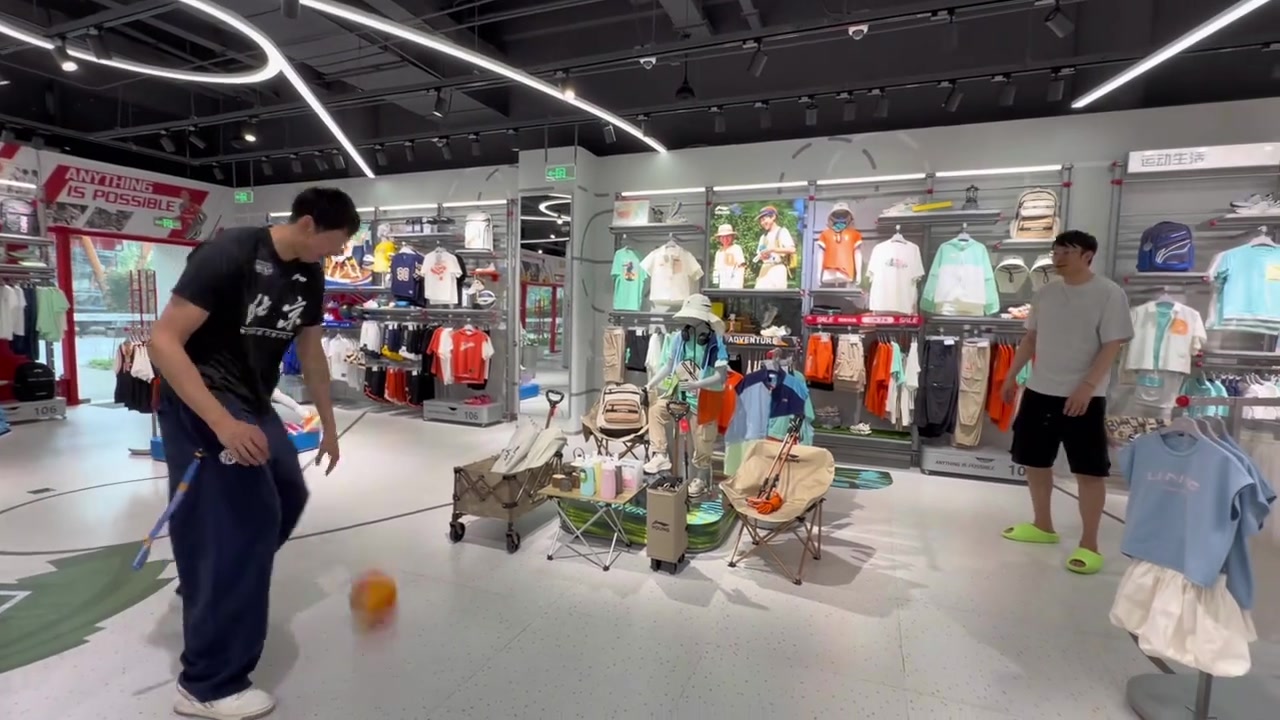 华体会团队-周琦与小丁搞怪玩球：今天不是糊糊涂涂 是更抽象的两个人